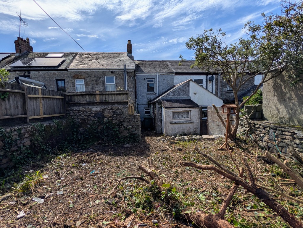 Lot: 4 - TERRACED TWO-BEDROOM COTTAGE FOR UPDATING - Rear garden